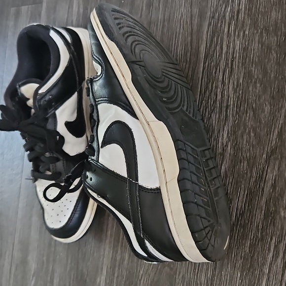 Nike Classic Black and White Low-Tops - Picture 6 of 6